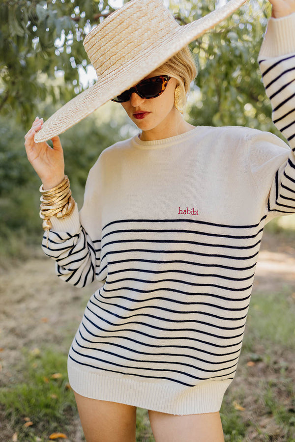 Femme en marinière LYOUM bleue habibi et chapeau oversize.