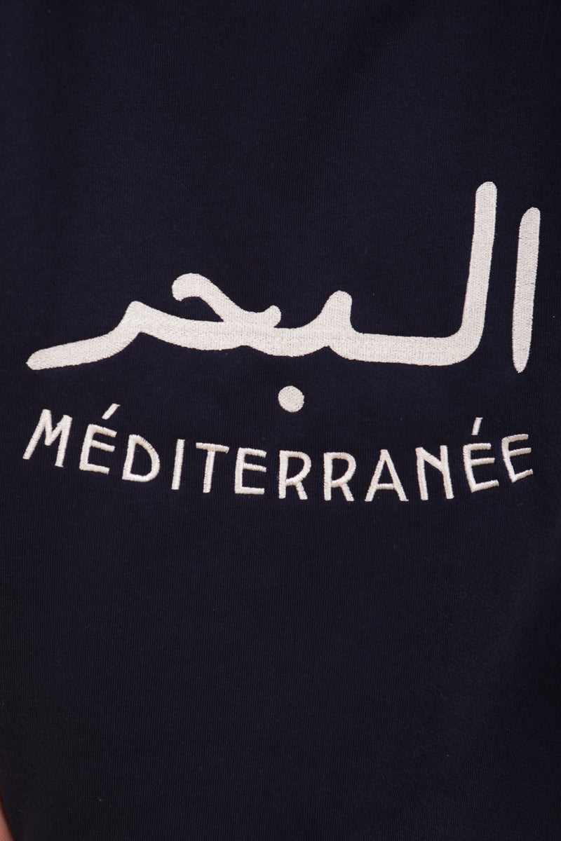 Détail de la broderie LYOUM 'La Mer Méditerranée' en mix arabe et français.