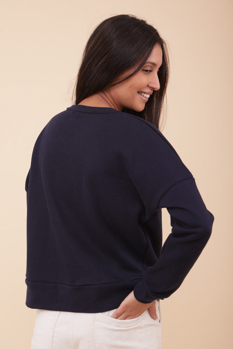 Femme portant le Sweat LYOUM bleu navy, vue de dos.