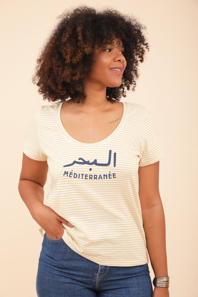 Femme en tshirt LYOUM à rayures et message Mer Méditerranée.